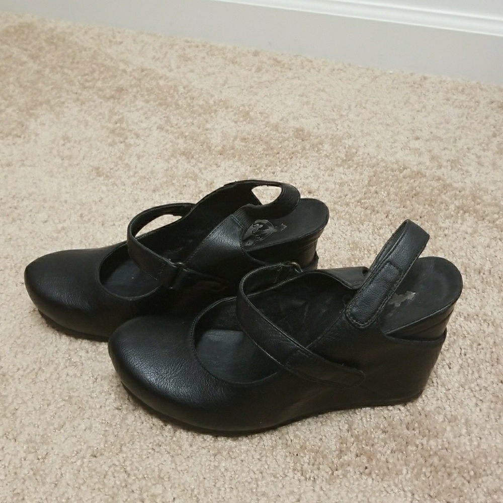 Black wedged heels